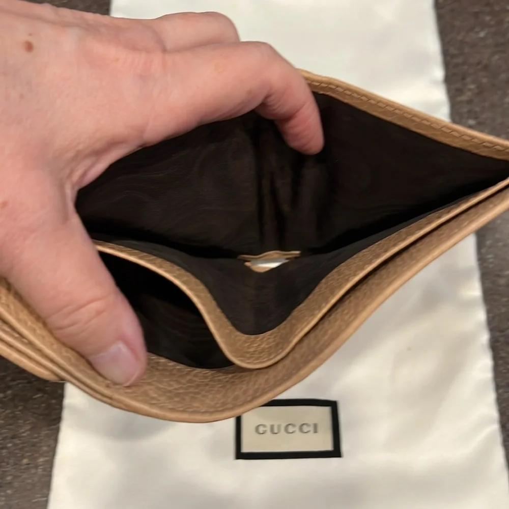 Gucci Compact Beige Leather Wallet with Gold Logo - Picture 5 of 9